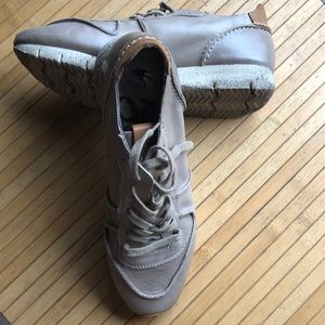 OTBT taupe leather sneakers in great condition